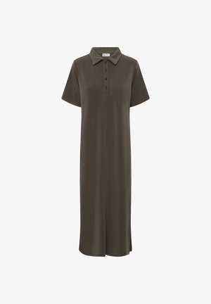 Hnedé krátke polo šaty s golierom, zapínaním na gombíky a midi dĺžkou, s bočnými rozparkami na bielom pozadí.
