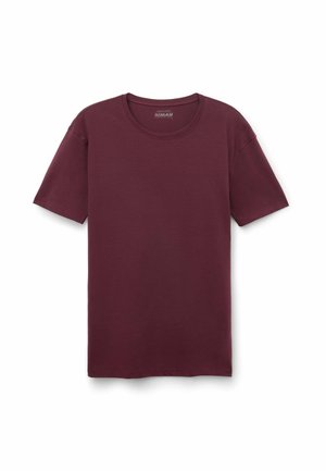 Ensfarvet mørkerød t-shirt med korte ærmer og rund hals, lagt fladt på en hvid baggrund.