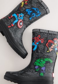 Svarta gummiregnstövlar med färgglada Marvel-superhjältemotiv, inklusive Spider-Man och Hulk, med strukturerade mönster och sulor med hög greppförmåga.