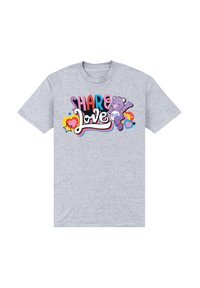 Camiseta de algodón gris con texto colorido que dice "Comparte Amor" junto a un oso de dibujos animados y gráficos de corazones en diversos colores.