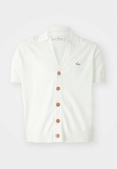 Cardigan bianco a maniche corte realizzato in morbido tessuto a maglia, con scollatura a V, cinque bottoni marroni e un piccolo logo blu ricamato.