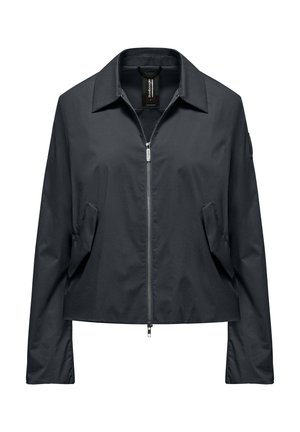 Czarna kurtka zapinana na zamek błyskawiczny z kołnierzem, długimi rękawami, skośnymi kieszeniami z przodu oraz małą naszywką na lewym górnym ramieniu, pokazana od przodu na białym tle.