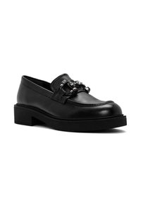 Zwarte leren loafers met een dikke zool, voorzien van een decoratieve gesp en een gladde textuur. Gestructureerd ontwerp met een ronde neus.