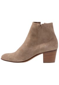 Beżowe zamszowe botki za kostkę z zaokrąglonym noskiem i średnim, stożkowym obcasem. Posiadają boczny zamek błyskawiczny dla ułatwienia zakładania oraz minimalistyczny design.
