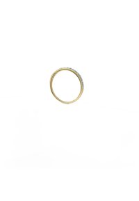 Guldring med en böjd design och små blå ädelstenar som är satta längs den övre kanten, slät yta och polerad finish.