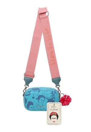 Borsa a tracolla blu in canvas con illustrazioni di Frida Kahlo, cintura rosa regolabile con "Viva la Vida" e charm floreale con etichetta.