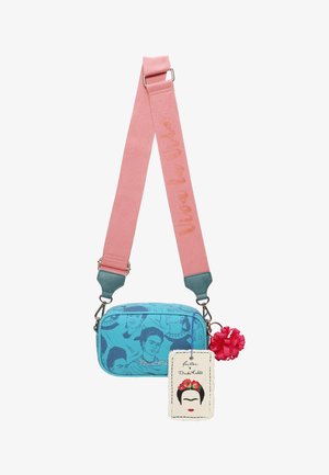Borsa a tracolla blu in canvas con illustrazioni di Frida Kahlo, cintura rosa regolabile con "Viva la Vida" e charm floreale con etichetta.