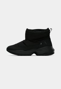 Fekete bokacsizmák párnázott kivitelben, textúrált felsőrésszel, kerek orral és enyhén sarokkal ellátott gumitalppal. Logóval díszítve.