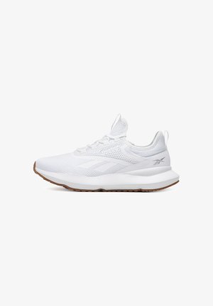 Baltās sporta kurpes ar elpojošu sietu augšdaļu, noapaļotu purngalu, mīkstinātu zoli un teksturētu gumijas ārējo zoli. Ar Reebok zīmolu.