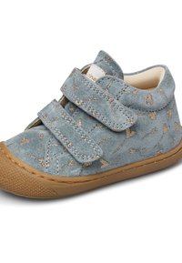 Scarpa per bambino in suede blu con due fasce in velcro, caratterizzata da un motivo a cuori dorati, punta tonda e suola in gomma testurizzata.