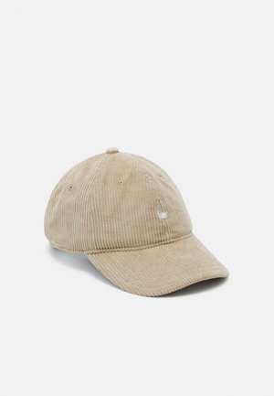 Casquette de baseball en velours côtelé beige avec une visière courbée et un logo brodé à l'avant, présentée sur un fond clair uni.