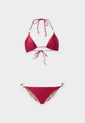 Rode tweedelige bikini met halternek en zijpareldetails op een effen lichte achtergrond.