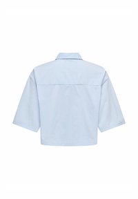 Camisa corta de manga corta en azul claro con rayas verticales blancas. Presenta un cuello y un diseño de yugo en la parte trasera. Textura suave y tejida.