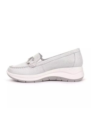 Mocassini grigio chiaro con tomaia texture, accentuazione metallica e suola bianca imbottita progettata per il comfort. Silhouette elegante e a profilo basso.