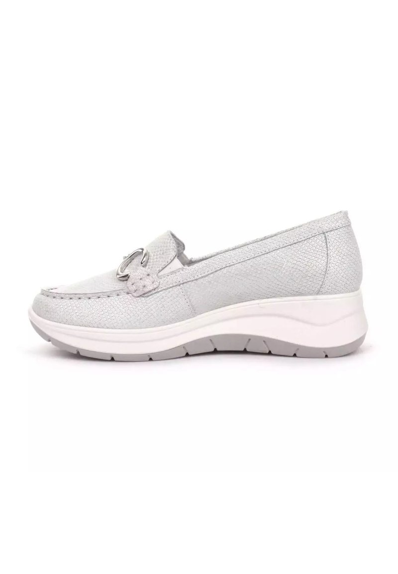Mocassini grigio chiaro con tomaia texture, accentuazione metallica e suola bianca imbottita progettata per il comfort. Silhouette elegante e a profilo basso.