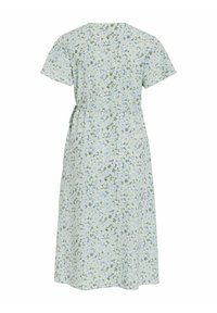 Vestido midi floral en tejido azul claro, con mangas cortas, cintura ajustada y patrones de flores amarillas y verdes.