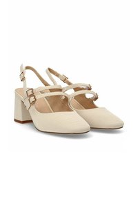 Tacones slingback de imitación cuero en color beige, con un acabado texturizado, punta afilada, tacón cuadrado y correas ajustables que cuentan con hebillas doradas.
