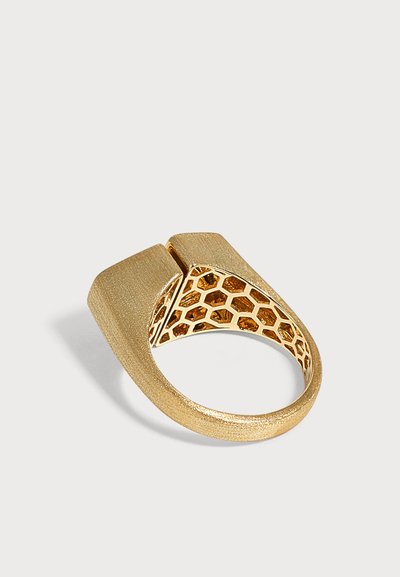 Bague en or avec une surface texturée et un motif en nid d'abeille à l'intérieur, présentant un large dessus plat divisé en deux sections.