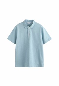 Lyseblå kortærmet polo skjorte lavet af blødt stof, med klassisk krave, tre-knaps placket og en subtil tekstur.