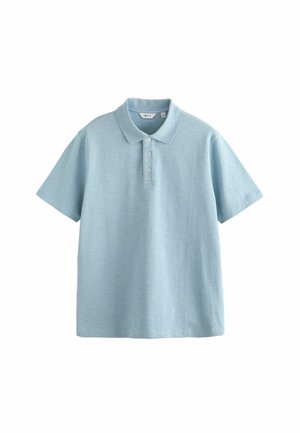 Hellblaue Kurzarm-Polohemd aus weichem Stoff, mit klassischem Kragen, dreiknopfiger Leiste und einer subtilen Textur.