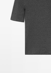 Dunkelgraues, kurzärmeliges, geripptes Strickstoffkleidungsstück, dargestellt vom Mittelteil bis zum Ärmelende vor weißem Hintergrund.