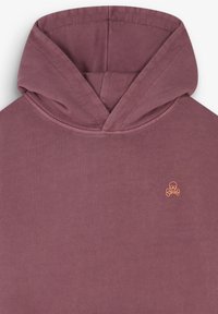 Paars hoodie van een zachte, gestructureerde stof. Heeft een voorzak en een klein oranje doodskop- en beenderensymbool op de borst.