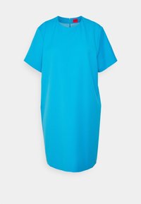 Robe bleu vif à manches courtes, longueur genoux, avec encolure ronde et fermeture éclair au dos.