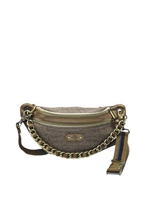 Sac banane en tissu marron texturé avec deux compartiments zippés, un détail chaîne en or et une sangle réglable avec boucle.