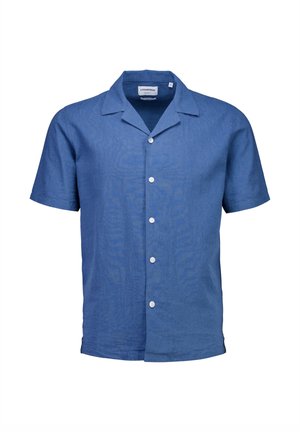 Niebieska koszula z krótkim rękawem na guziki, z kołnierzem typu camp i białymi guzikami, pokazana na białym tle.