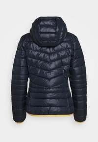 Granatowa puchowa kurtka z kapturem, posiadająca pikowany wzór w jodełkę, gładką teksturę oraz żółtą lamówkę na dole i mankietach.