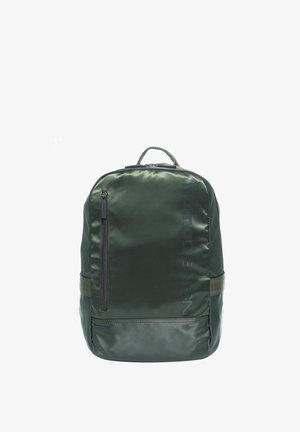 Zaino verde scuro con tasca frontale verticale con cerniera, maniglia superiore e testo del marchio verticale tenue su sfondo bianco semplice.