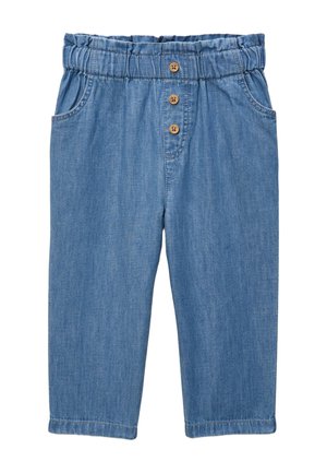 Pantalon en denim bleu clair pour tout-petit avec ceinture élastique, trois boutons en bois sur le devant, et poches latérales.