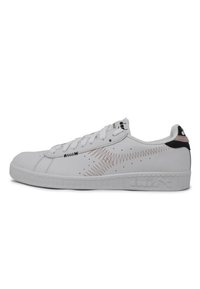 Sneaker bianco con tomaia in pelle liscia, dettagli testurizzati in oro rosa e nero, lacci piatti e suola in gomma con un motivo rigato.