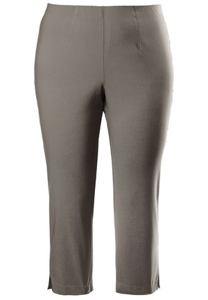 Světlé hnědé zkrácené kalhoty s hladkou texturou, které mají plochý pas a jemné boční rozparky na lemu. Jednoduchý design bez viditelných vzorů.