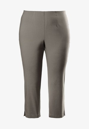 Hellbraune, verkürzte Hosen mit glatter Textur, ausgestattet mit einem flachen Bund und dezenten Seitenschlitzen am Saum. Einfaches Design ohne sichtbare Muster.