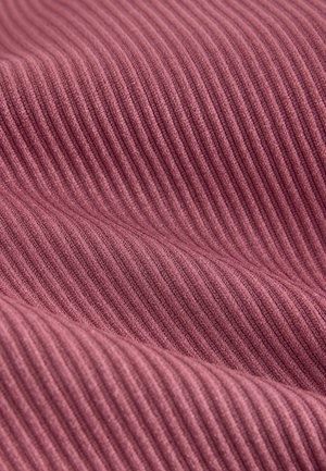 Prążkowana tkanina w kolorze mauve, z delikatnymi pionowymi liniami, miękką fakturą i lekkim połyskiem. Zbliżenie ukazuje wzór i głębię.