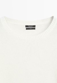 Witte gebreide katoenen trui met een ronde hals en een zwart label met de tekst "Massimo Dutti, Made in China, Cotton" aan de binnenkant van de kraag.
