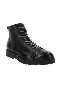 Bottine en cuir noir avec un bout rond, finition texturée, lacets gris et talon renforcé. Elle possède une semelle en caoutchouc épaisse et des détails de couture.