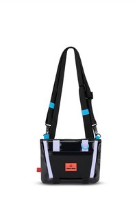 Svart axelväska gjord av slitstarkt material, med blå och lavendelhöjdpunkter, justerbar rem och en synlig logopatch på framsidan.