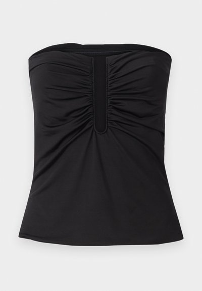 Top negro sin tirantes, hecho de una tela suave, con detalles de fruncido en la parte frontal y un dobladillo recto. Sin hardware o patrones visibles.