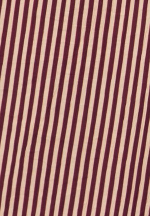 Rayas diagonales alternas en color granate y beige sobre un fondo de tela texturizada.