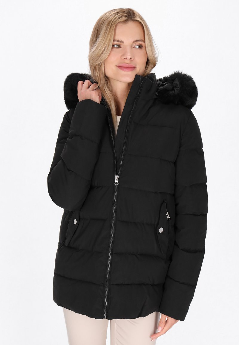 Jachetă puffy neagră cu fermoar frontal, model quilted orizontal, glugă căptușită cu blană și buzunare laterale cu fermoar. Textură de stofă netedă.