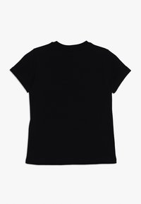 T-shirt in cotone nero con maniche corte, collo a crew e colore uniforme; texture liscia, senza motivi o accenti visibili.