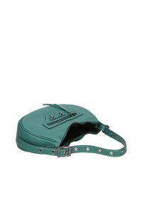 Borsa a tracolla in pelle teal dalla forma arrotondata, con chiusura a zip e una tracolla decorata con borchie in metallo. La superficie ha una finitura texturizzata.