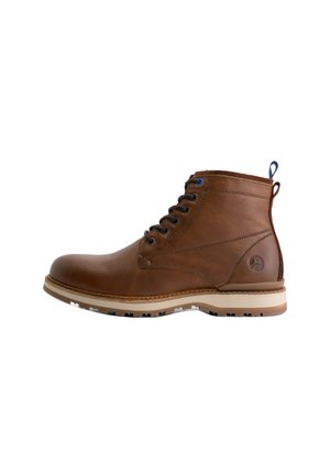 Bruine leren enkelboot met een gestructureerde afwerking, blauwe veters en een contrasterende lichte rubberen zool. Voorzien van een achterste lussen en logo-detail.
