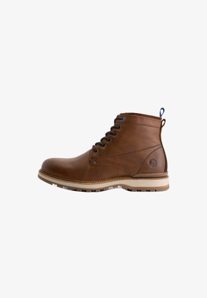 Bruine leren enkelboot met een gestructureerde afwerking, blauwe veters en een contrasterende lichte rubberen zool. Voorzien van een achterste lussen en logo-detail.