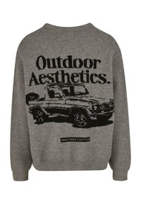 Maglione grigio con una grafica lavorata a maglia di un'auto e il testo "Outdoor Aesthetics". Accentuato dall'etichetta del marchio "ANOTHER COTTON".