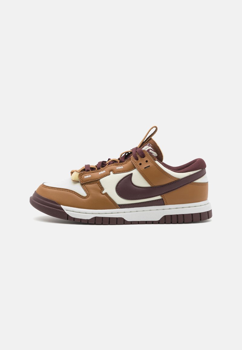 Baskets en cuir marron et crème avec des accents bordeaux. Comprend un col rembourré, un embout renforcé et une semelle extérieure texturée.