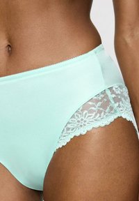 Lichtblauwe katoenen slipjes met doorschijnende kantzijden en bloemmotieven. Zachte textuur, hoge taille ontwerp en gegolfde kantafwerking.