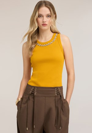 Motivi, TOP CON STRASS SULLO SCOLLO - Top - giallo